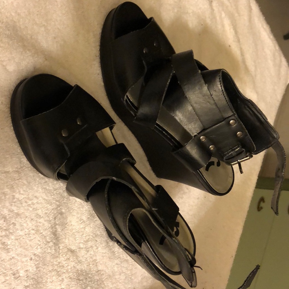 Black wedges